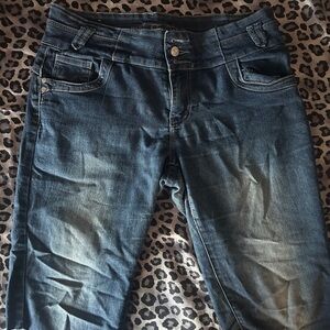 5ive Vintage Low Rise Distressed Capris.